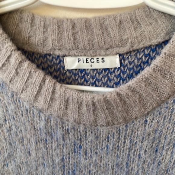 Small Pieces sweater. - Picture 2 of 4